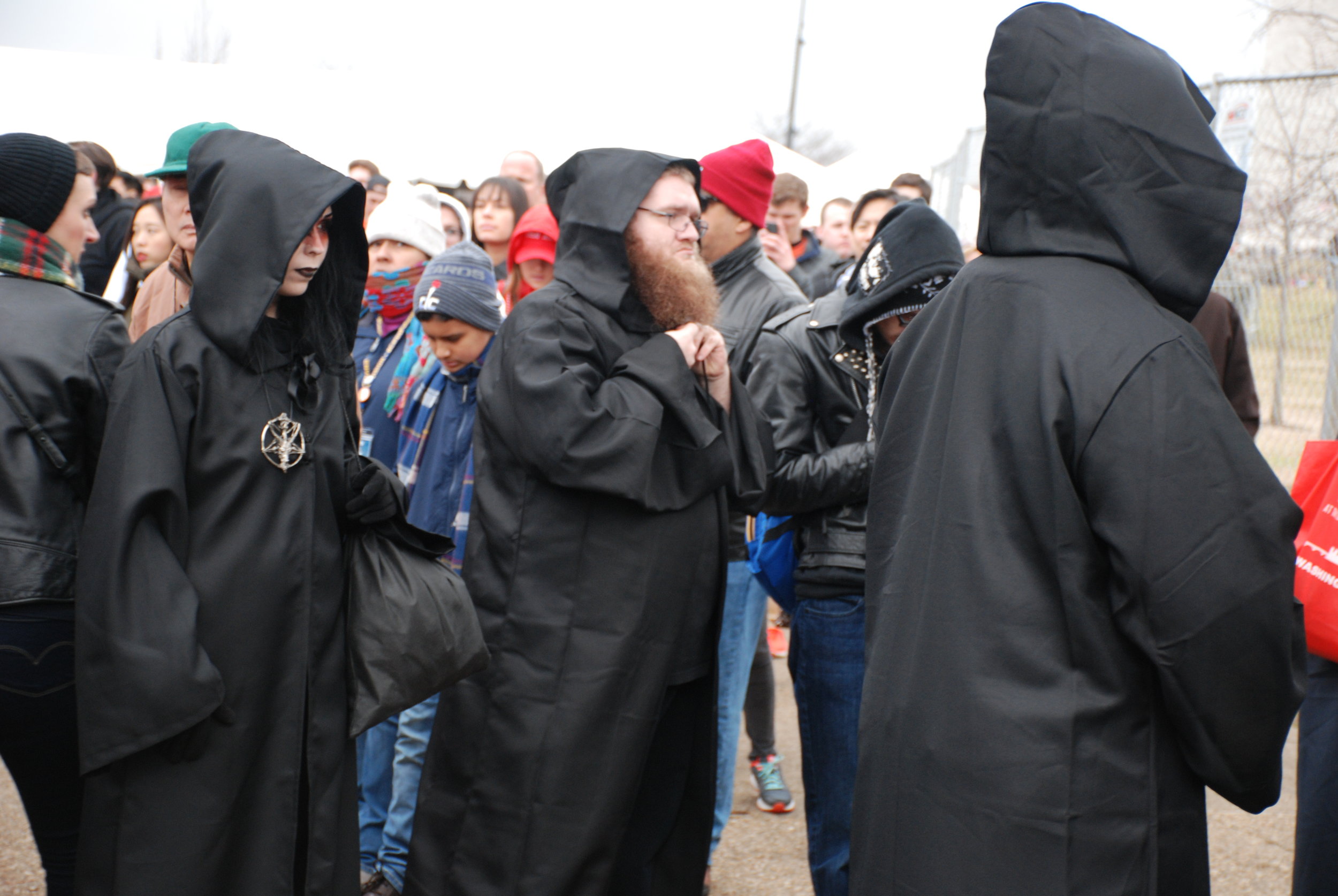 Los satánicos durante la manifestación