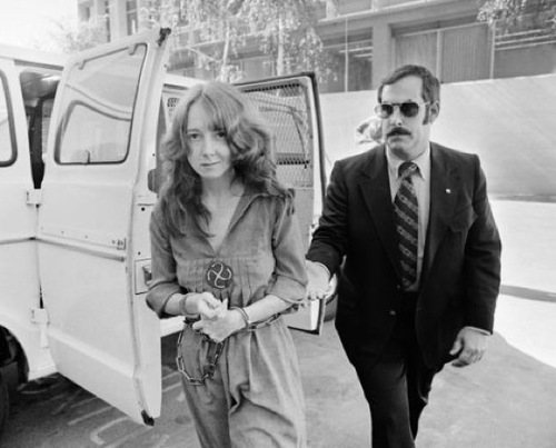 Fromme, vestida con el hábito rojo con el que se acercó a Ford, pasa a disposición judicial