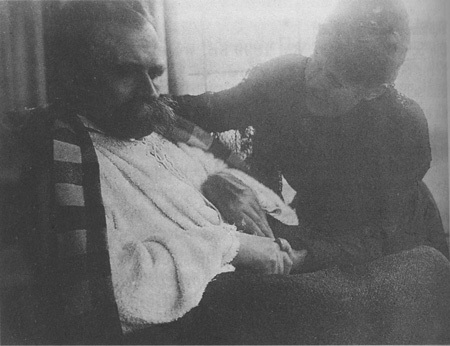 Un enfermo Nietzsche siendo cuidado por su hermana Elisabeth (1899)