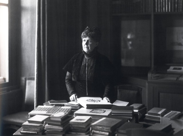 Elisabeth junto al archivo de su hermano (1910)