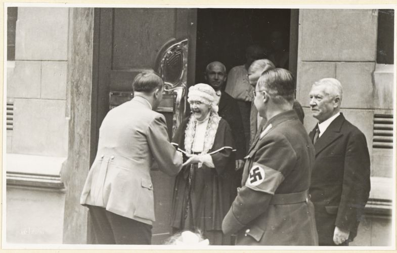 Elisabeth, ya anciana, recibe la visita de Hitler