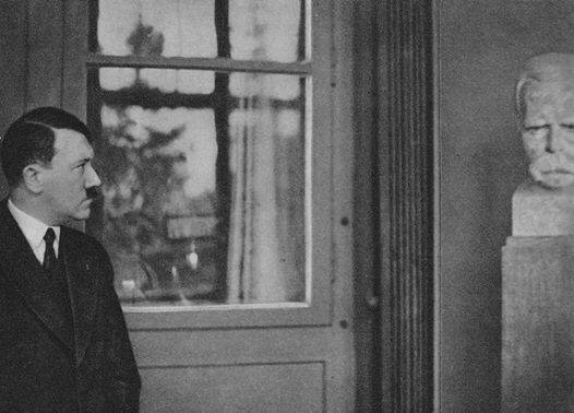 Hitler junto al busto del filósofo en su visita al Archivo de Bayreuth