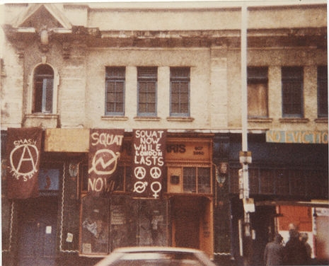 Fachada del Bingo Hall antes de uno de los últimos shows de Crass (4 de marzo de 1984)