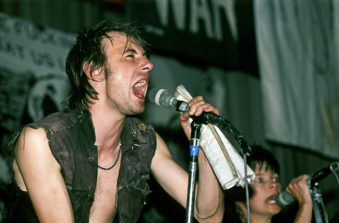 Steve Ignorant junto a Eve Libertine en St. Georges Hall, Exeter (6 de mayo de 1984). Fotografía de Innis McAllister