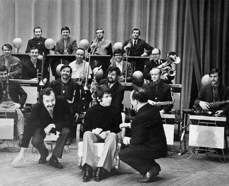 El cantante junto a una orquesta de músicos rusos