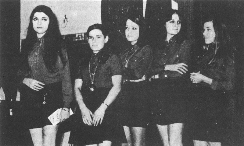 El club de fans de Raphael vestidas de rojo y negro. A la izquierda, su fundadora Maribel Andújar