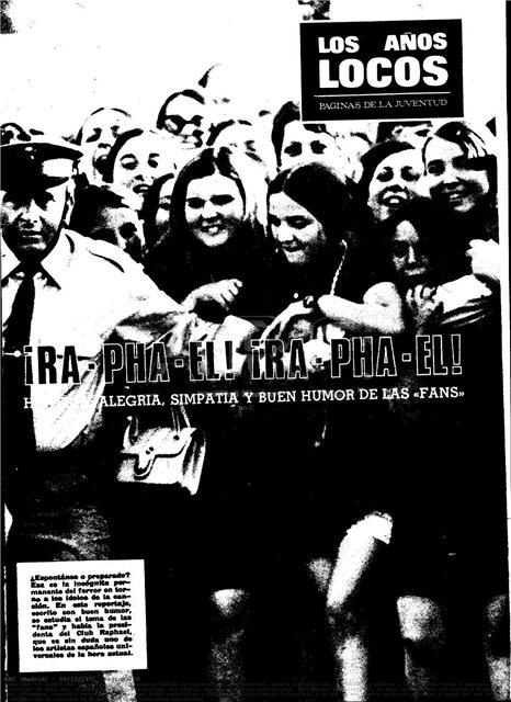 Las raphaelistas intentan romper una barrera policial para alcanzar a su ídolo ( ABC , marzo de 1970)