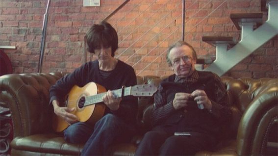 Reilly con la guitarra en Una guitarra para Durruti