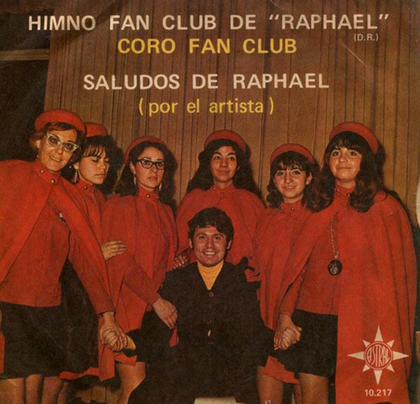 Disco con el himno del club de fans. En la imagem el cantante junto a las raphaelistas de rojo y negro