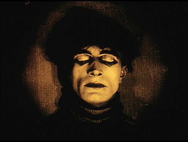Cesare hipnotizado el El gabinete del doctor Caligari
