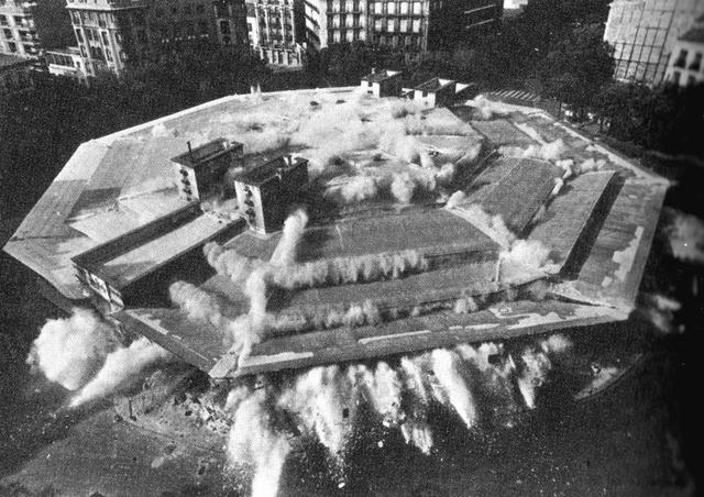 Vista aérea de la espectacular demolición del mercado de Olavide