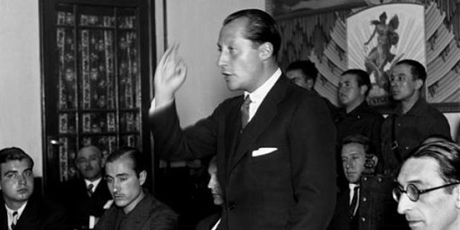 José Antonio Primo de Rivera durante un mitín falangista