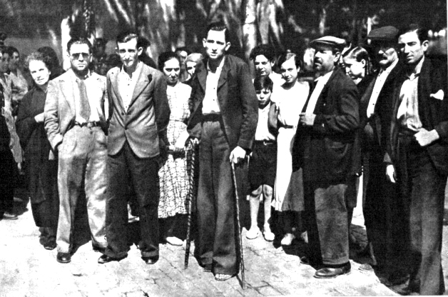 Lino, hermano de Juanita, con muletas, después de testificar en el juicio ( Mundo Gráfico , 22 de agosto de 1934)