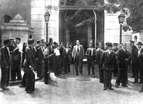 El público a las puertas del Juzgado durante el juicio por la muerte de la joven ( Mundo Gráfico , 22 de agosto de 1934)