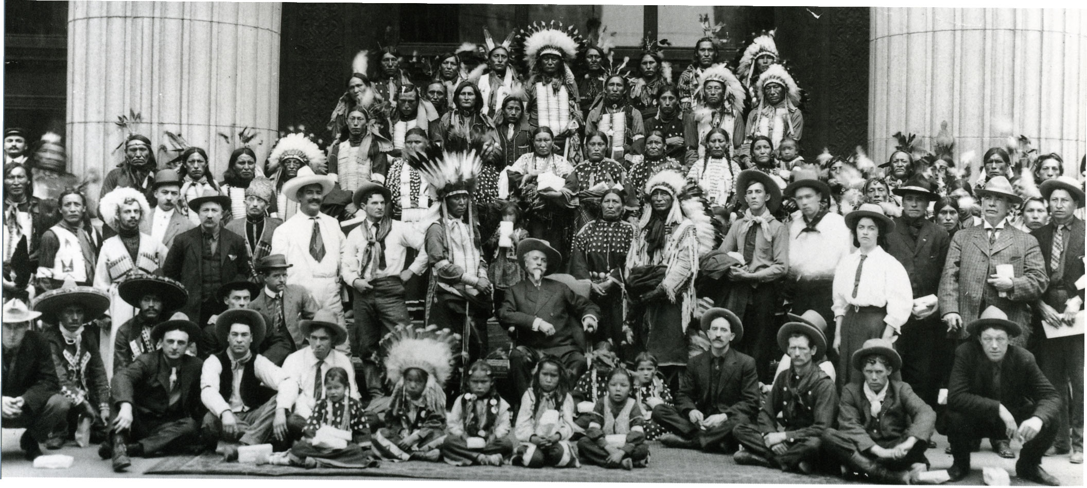 Buffalo Bill, sentado en el centro, junto a su famosa compañía