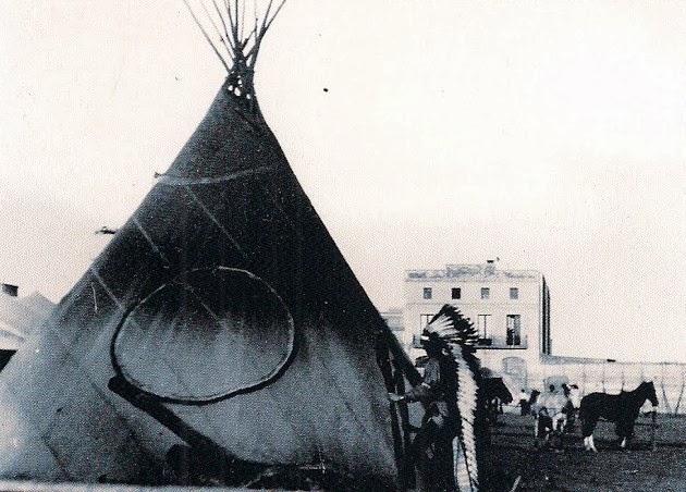 Indios en el campamento del circo instalado en la ciudad. Fotografía de A. Carbonell i Fita (Arxiu fotogràfic del CEC)