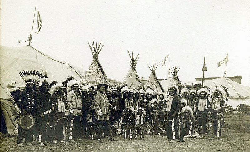 Buffalo Bill junto a su circo posando en las instalaciones de Barcelona