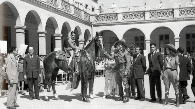 Bufallo Bill visita el Hospital de la Santa Creu. Fotografía de Josep Vinyes. Circus Artsa Foundation. Arxiú Genis