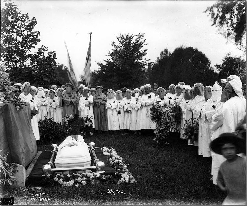 Integrantes de Kamelia atienden un funeral en Muncie (1923)