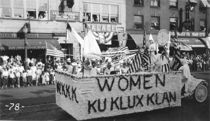 Las WKKK durante un desfile en los años veinte
