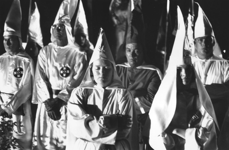 Mujeres del KKK en los años sesenta (mayo de 1965) durante una concentración en Beaufort, South Carolina. Harry Benson / Getty Image