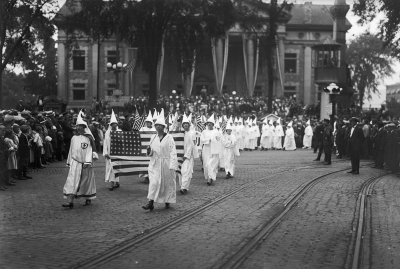 Mujeres del Klan enarbolando la bandera americana en Binghamton, años veinte. Bettman / Corbis