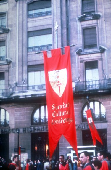 Estandartes de los «caballeros medievales» de la Sociedad Cultural Covadonga. Archivo FTP-Covadonga