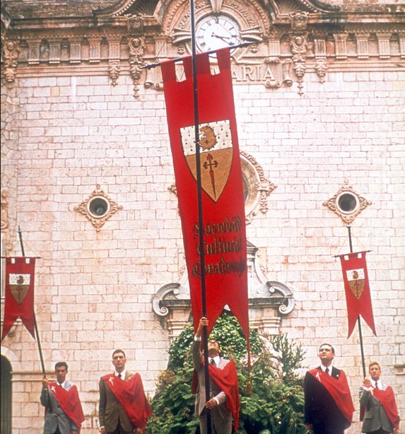 Los «guardianes de la tradición» y la cruz de Santiago. Archivo TFP-Covadonga