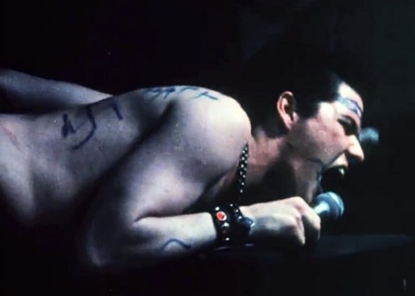 Darby en dos fotogramas de The Decline of Western Civilization
