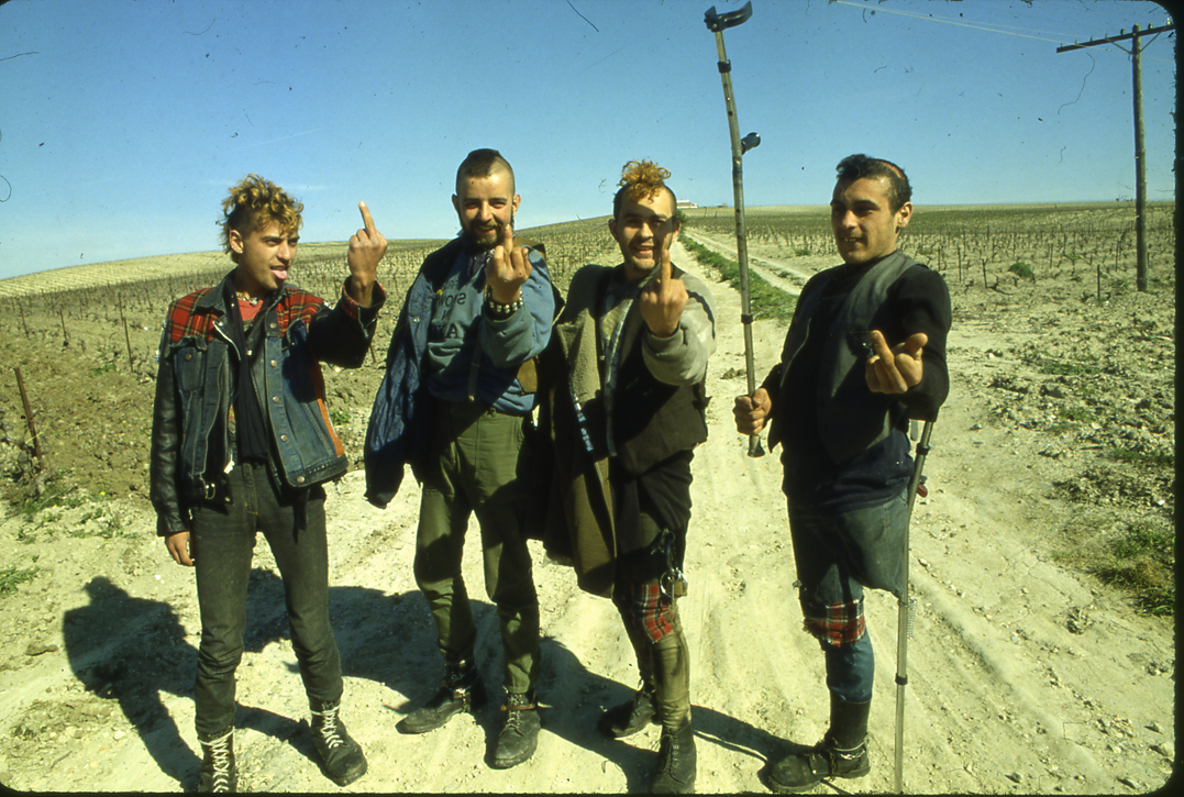 El «Cojo» Manteca, primero a la derecha, junto a sus amigos. Fotografía de Roberto Villagraz para Interviú