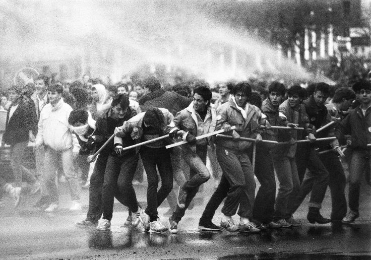 Los estudiantes avanzan y la policía intenta frenarlos. Fotografía de José Hinojosa
