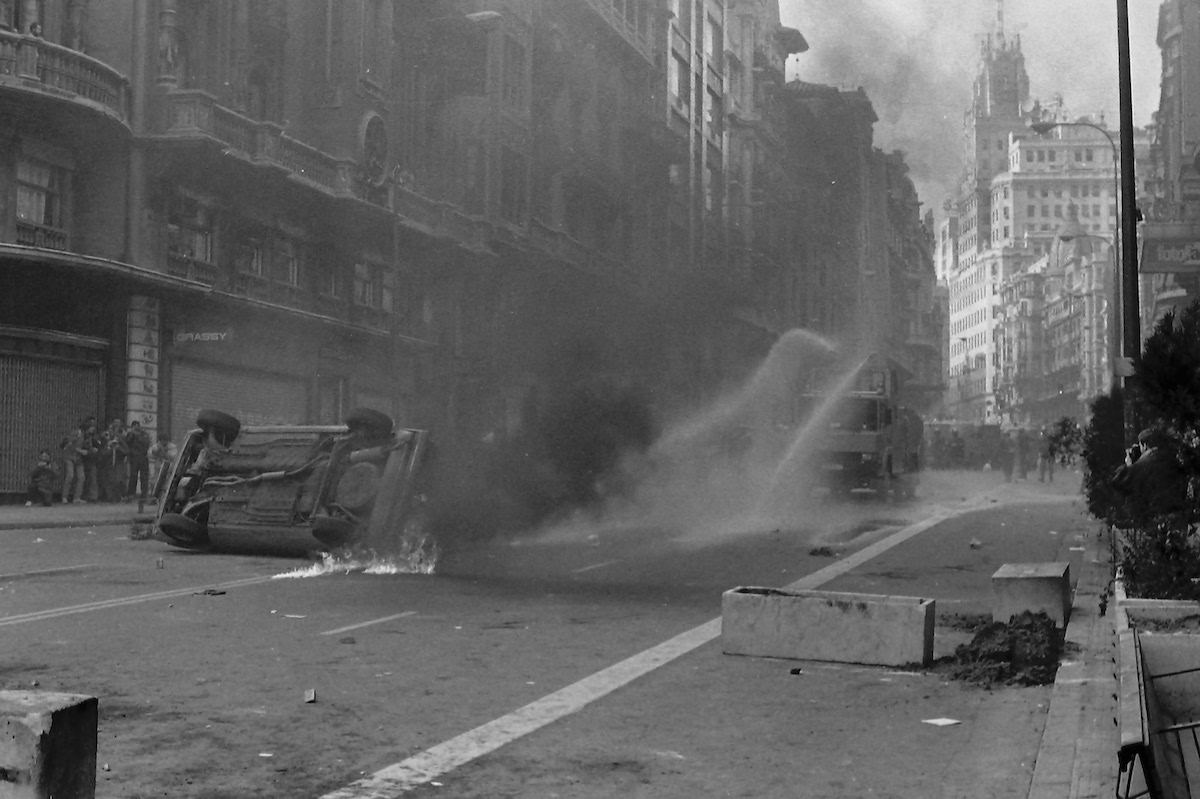 Los bomberos apagando las llamas. Fotografía de José Hinojosa