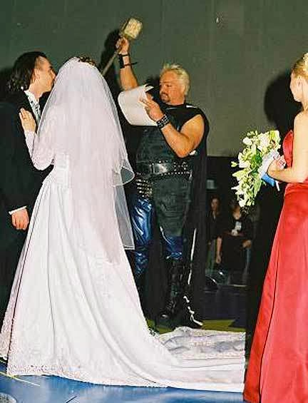 Thor, martillo en mano, oficiando una boda