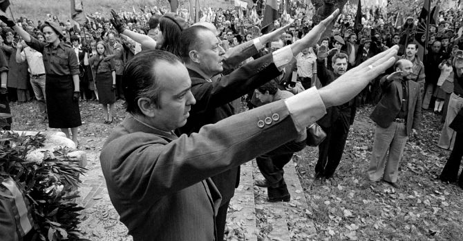 Piñar, junto a otros dirigentes ultraderechistas, durante un homenaje en Paracuellos. Gtres