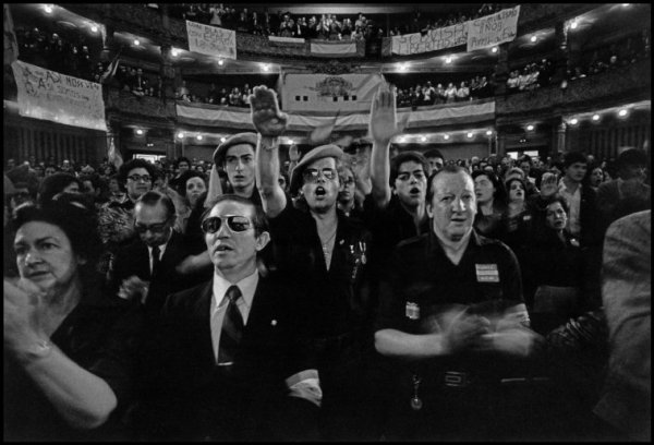 Mítin de Fuerza Nueva en Bilbao (1977). Fotografía de Leonard Freed
