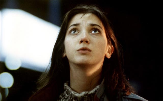 La protagonista de Je vous salue, Marie en dos escenas de la película
