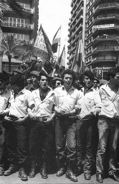 Militantes de Fuerza Nueva a la salida de un mítin de Blas Piñar