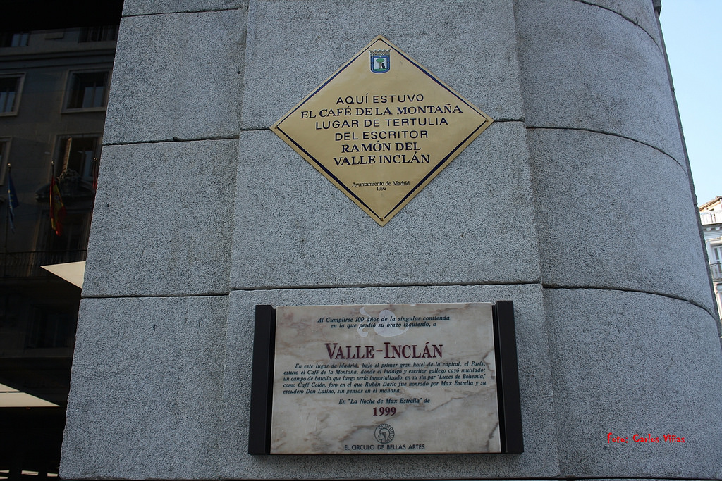 Placa situada en la esquina de la calle Alcalá que recuerda el incidente y la ubicación del Café de la Montaña