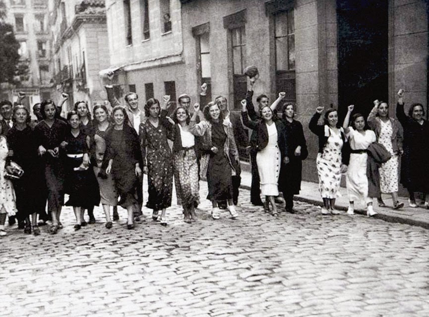 Manifestación espontánea de mujeres revolucionarias. Madrid, octubre de 1934.