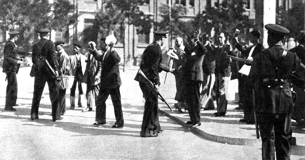 Guardias de Asalto cachean a trabajadores durante la huelga revolucionaria de 1934 en la zona de Cuatro Caminos, Madrid.