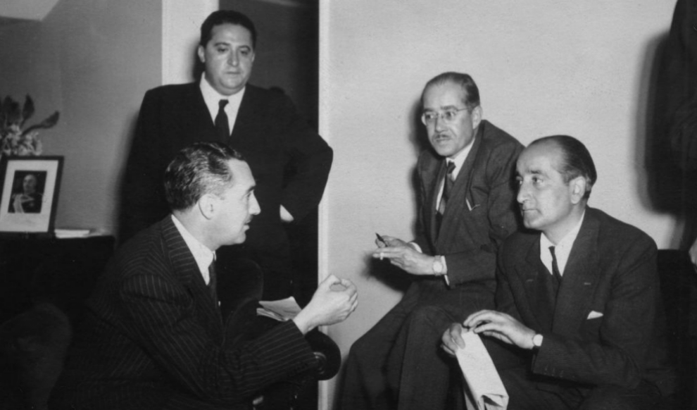 De pie, Agustín Foxá, junto a Leopoldo Panero (derecha) en una entrevista. EFE