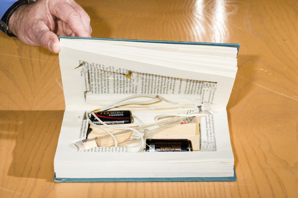 Recreación realizada por el FBI de uno de los libros bomba usados por Unabomber