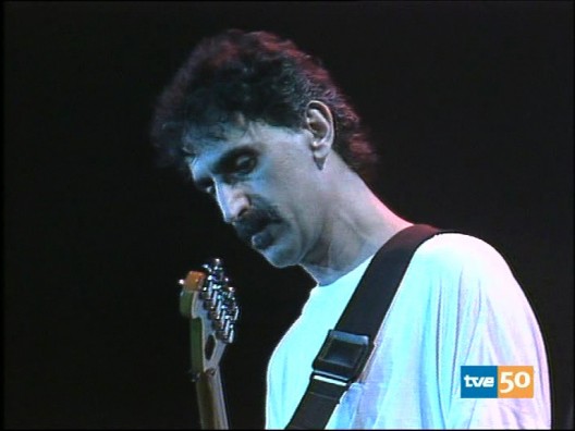 Dos instantes de la actuación de Zappa en Barcelona