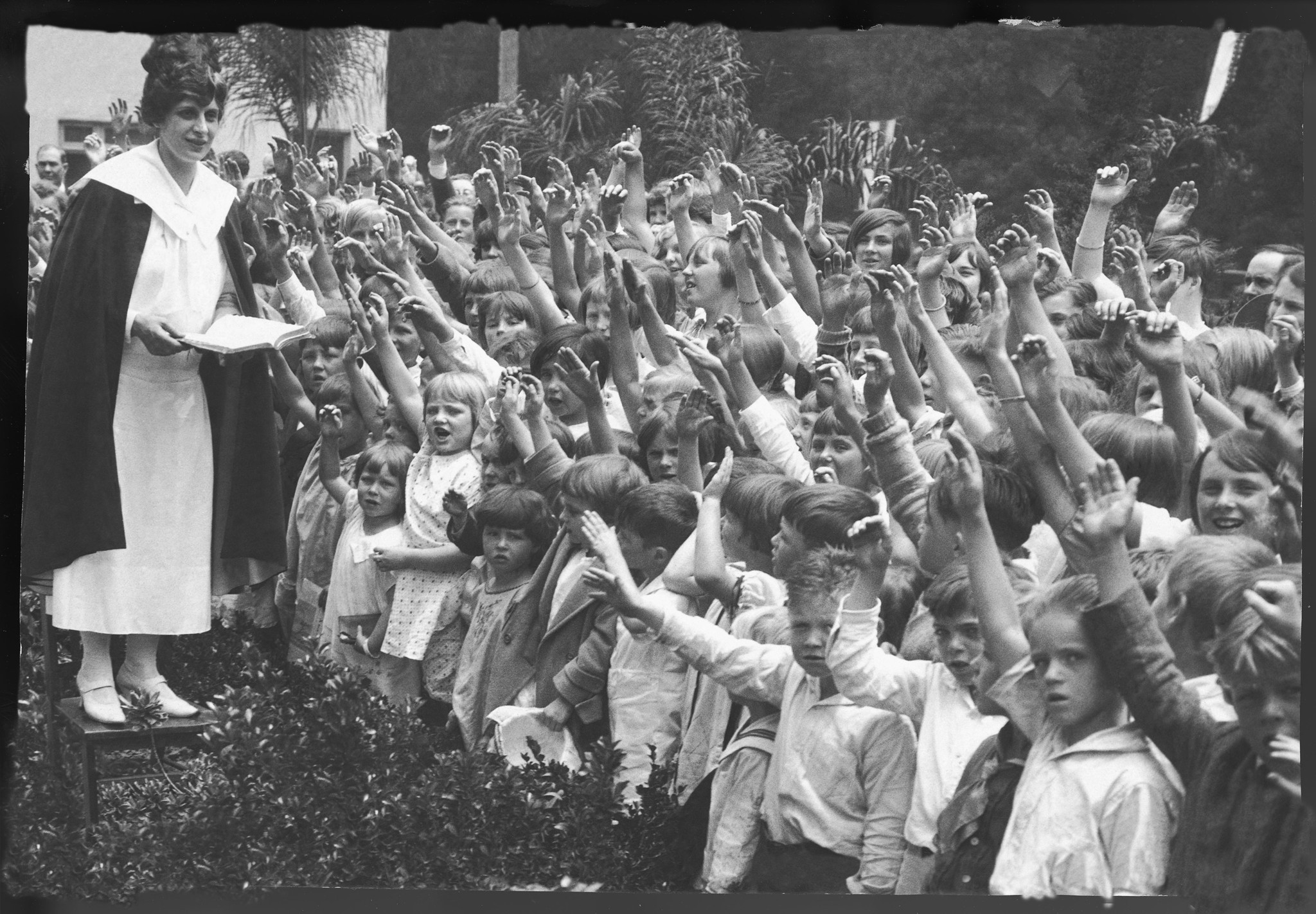 Aimee y su legión de niños a los que la Iglesia que fundó prestaba auxilio