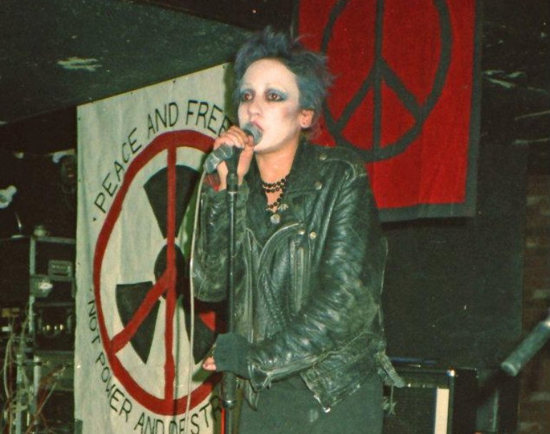 Annie Anxiety cantando en la época Crass