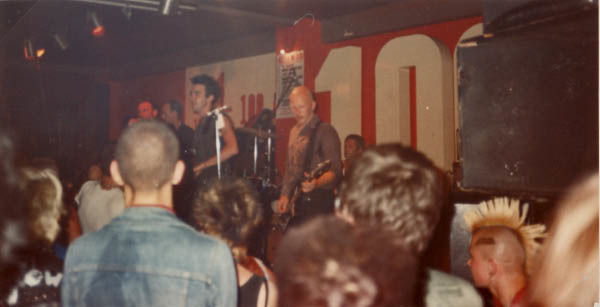 Actuación de Crass en el 100 Club instantes antes de salir The Exploited