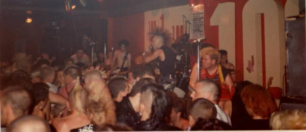 Wattie, al frente de The Exploited, durante su actuación en el 100 Club
