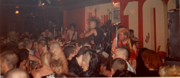 Wattie, al frente de The Exploited, durante su actuación en el 100 Club