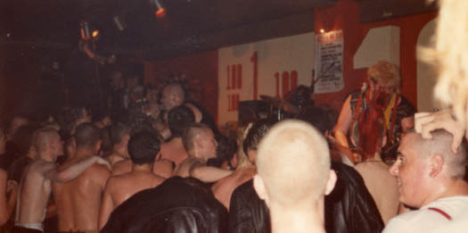 Decenas de skinheads durante el show de The Exploited