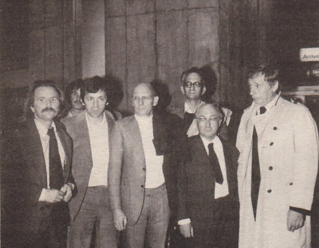 El grupo en el aeropuerto Charles de Gaulle. De izquierda a derecha: Régis Debray, Costa-Gavras, Foucault; en segunda fila Claude Mauriac, Ladouze y Montand